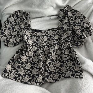 Baevely size Large floral puff sleeve top